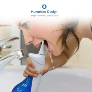 Frau reinigt Zahnzwischenraum mit Munddusche