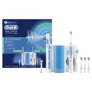 Oral-B Mundpflege Center - OxyJet Munddusche + Oral-B Pro 1000 Elektrische Zahnbürste auf weissem Grund